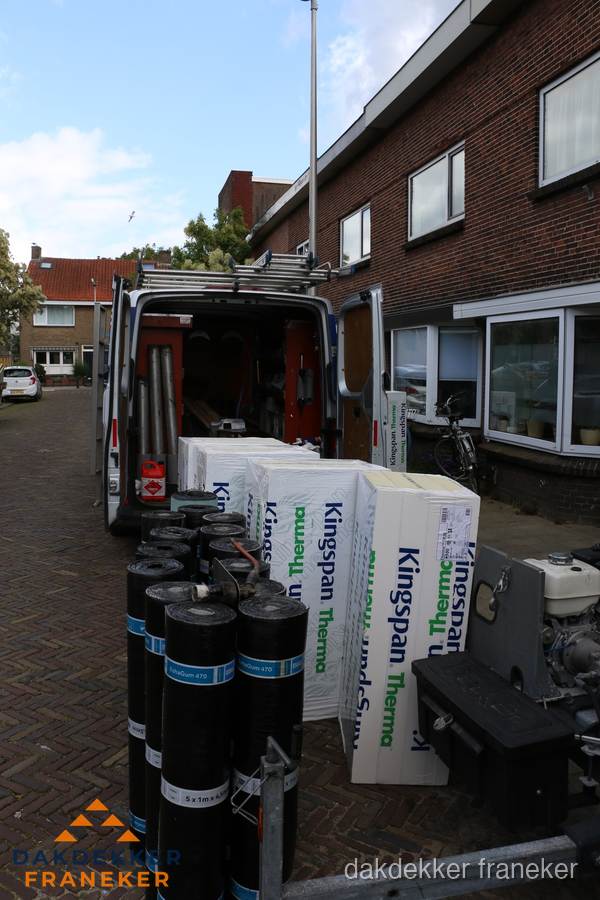 Levering van Kingspan isolatieplaten en bitumenrollen voor dakproject in Franeker Levering van Kingspan isolatieplaten en bitumenrollen voor dakproject in Franeker