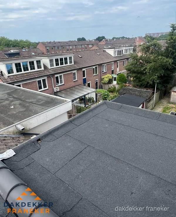 Vernieuwd plat dak met bitumen in woonwijk in Franeker Vernieuwd plat dak met bitumen in woonwijk in Franeker