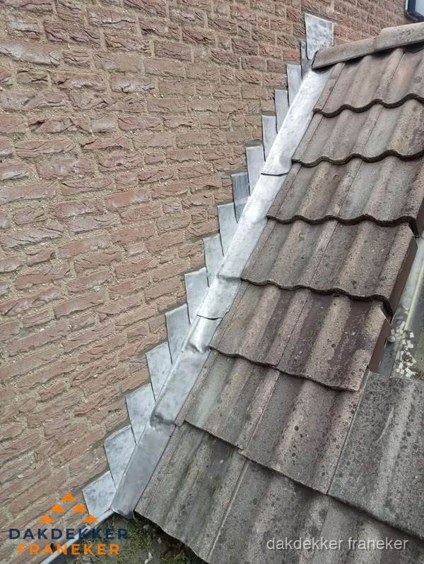 Loodslabben langs dakaansluiting bij bakstenen muur in Franeker Loodslabben langs dakaansluiting bij bakstenen muur in Franeker