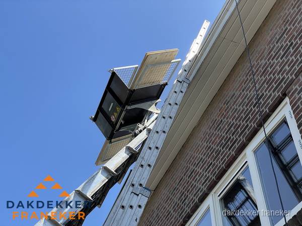 Dakgoot vervangen met dakdekkerslift in Franeker Dakgoot vervangen met dakdekkerslift in Franeker