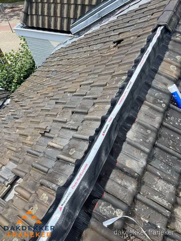 Nokvorst renovatie met Koramic nokrol op schuin pannendak in Franeker Nokvorst renovatie met Koramic nokrol op schuin pannendak in Franeker