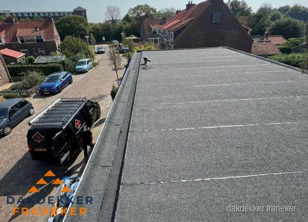Nieuw bitumen plat dak met uitzicht over woonwijk in Franeker