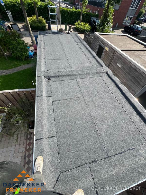 Bitumen plat dak rijtjeswoning vanuit dakdekker perspectief in Franeker Bitumen plat dak rijtjeswoning vanuit dakdekker perspectief in Franeker