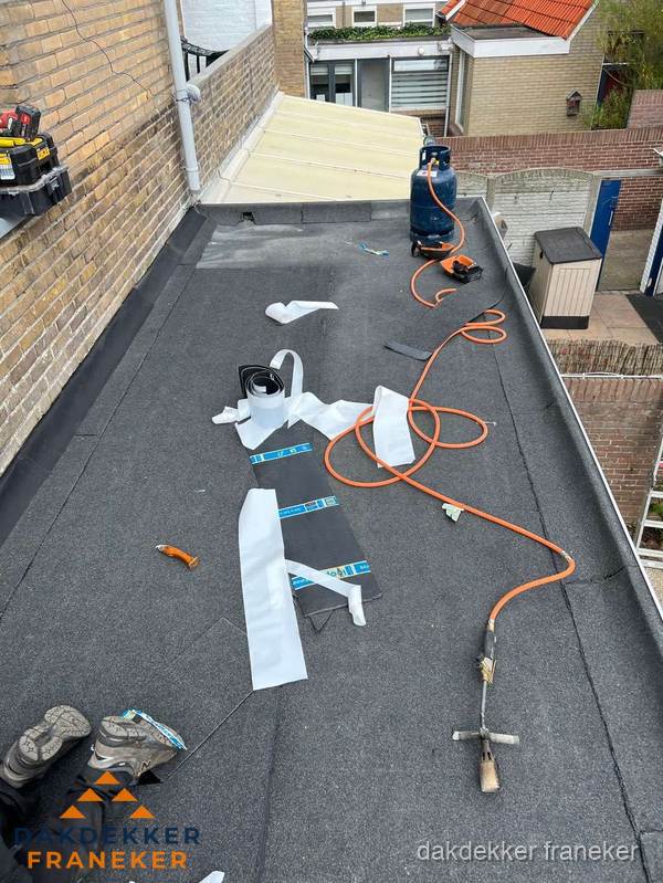 Dakdekkers bezig met bitumen dakbedekking in Franeker Dakdekkers bezig met bitumen dakbedekking in Franeker