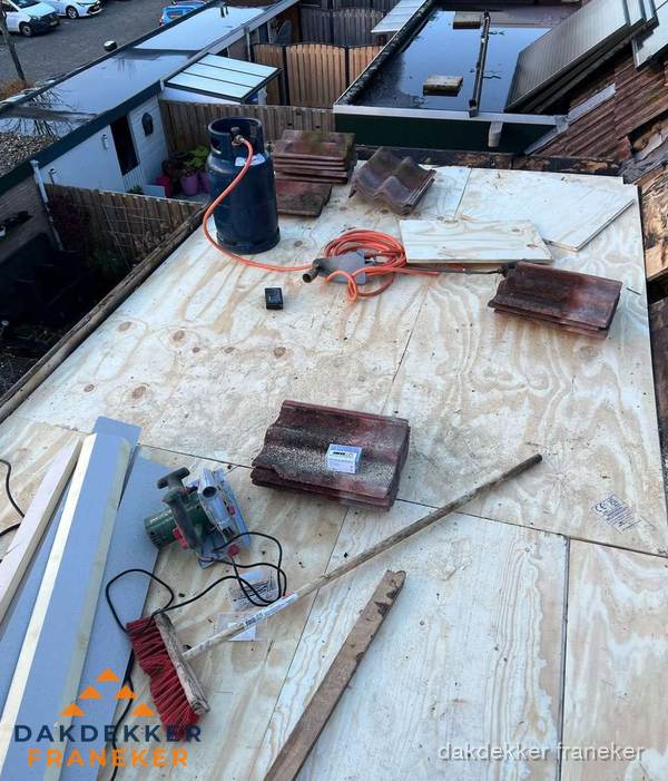 Dakreparatie werkzaamheden op plat dak met gereedschap in Franeker Dakreparatie werkzaamheden op plat dak met gereedschap in Franeker