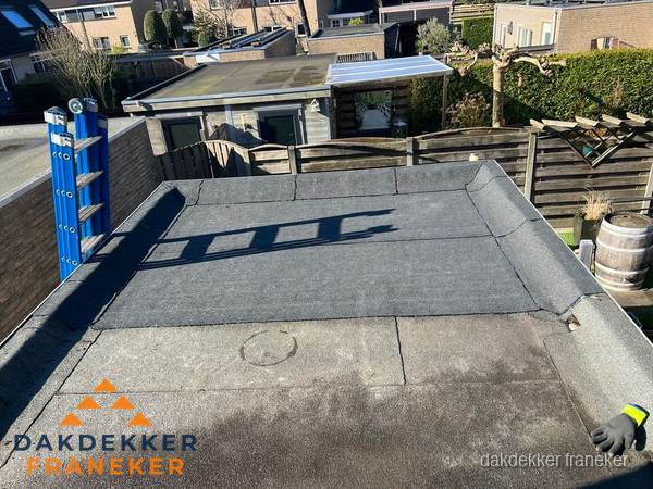 Dakdekker bij bitumen plat dak renovatie in Franeker Dakdekker bij bitumen plat dak renovatie in Franeker