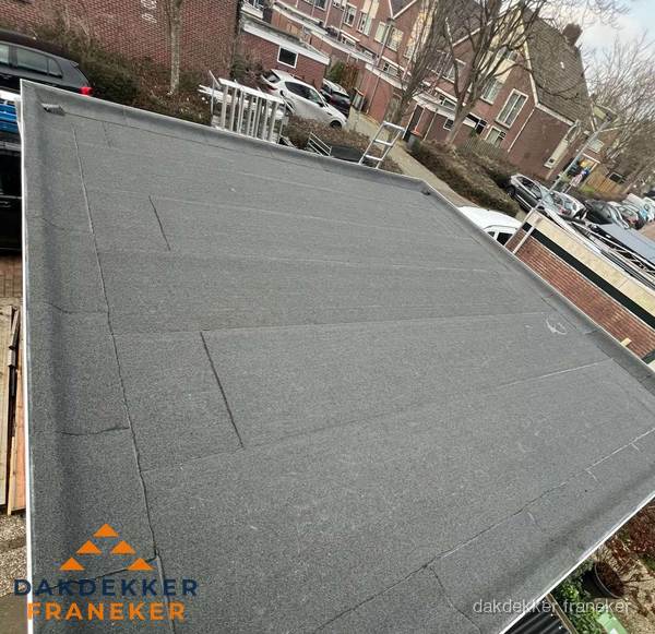 Nieuwe bitumen dakbedekking op plat dak van garage in Franeker Nieuwe bitumen dakbedekking op plat dak van garage in Franeker