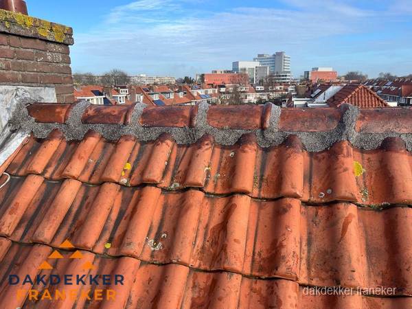 Pannendak met nokvorst en schoorsteen, dakrenovatie in Franeker Pannendak met nokvorst en schoorsteen, dakrenovatie in Franeker