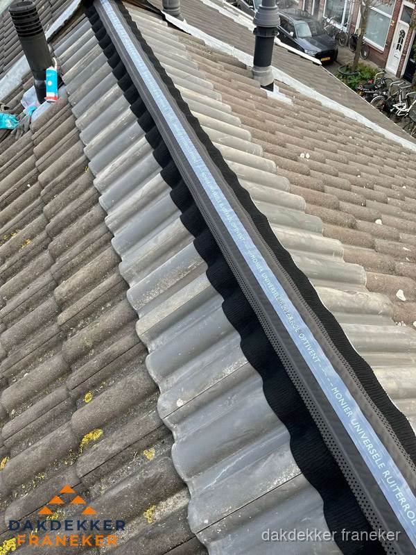 Nokvorst met Monier ventilatie op schuin pannendak in Franeker Nokvorst met Monier ventilatie op schuin pannendak in Franeker