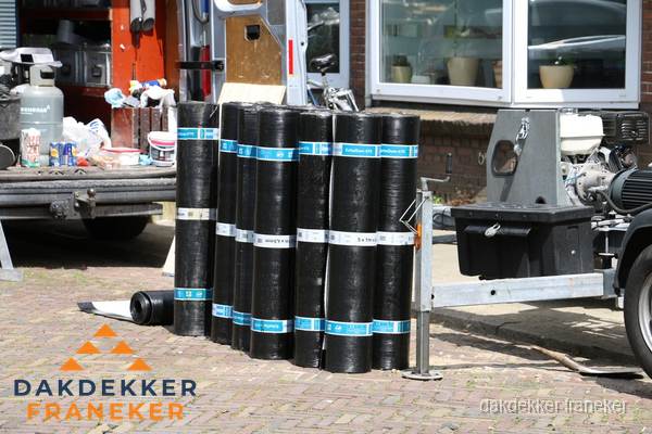 Rollen bitumen dakbedekking klaar voor daklekkage reparatie in Franeker Rollen bitumen dakbedekking klaar voor daklekkage reparatie in Franeker