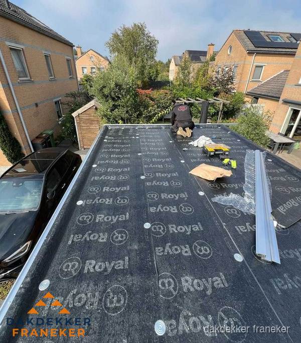 Dakdekker aan het werk op plat dak renovatie in Franeker Dakdekker aan het werk op plat dak renovatie in Franeker