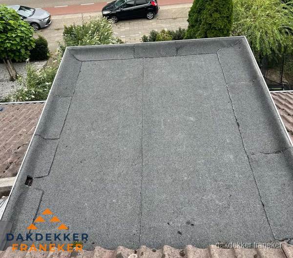 Nieuw aangebrachte bitumen dakbedekking op plat dak in Franeker Nieuw aangebrachte bitumen dakbedekking op plat dak in Franeker