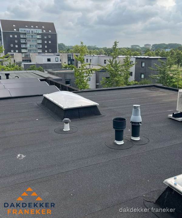 Groot plat dak met lichtkoepel en dakdoorvoeren in Franeker Groot plat dak met lichtkoepel en dakdoorvoeren in Franeker