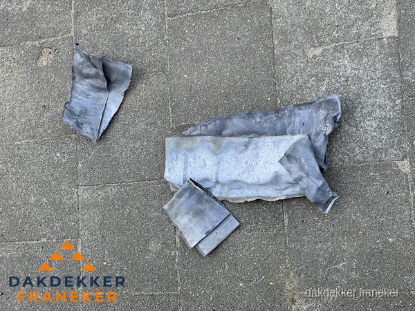 Oude verwijderde loodslabben na vervanging in Franeker Oude verwijderde loodslabben na vervanging in Franeker