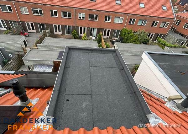 Plat dak met bitumen bedekking naast dakkapel in Franeker Plat dak met bitumen bedekking naast dakkapel in Franeker