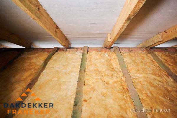 Dakisolatie met glaswol tussen dakspanten in Franeker Dakisolatie met glaswol tussen dakspanten in Franeker