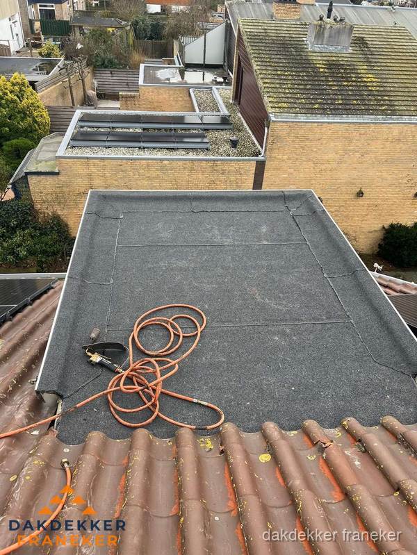 Reparatie aansluiting plat dak en schuin dak in Franeker Reparatie aansluiting plat dak en schuin dak in Franeker